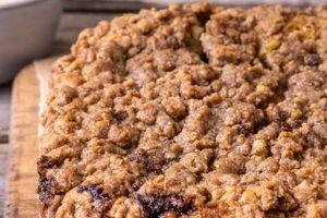 Easy Vegan Crumb Cake Recipe: Delicious &amp; Simple! | Discover Delicious Vegan Food, Beauty Swaps, and Zero-Waste Tips for a Greener Life